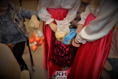 Дети поздравили взрослых с Рождеством Христовым