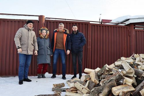 Нармонкада мобилизацияләнүчеләрнең өч гаиләсенә утын китерделәр