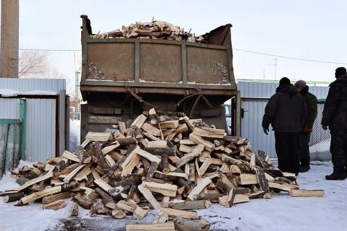 Нармонкада мобилизацияләнүчеләрнең өч гаиләсенә утын китерделәр