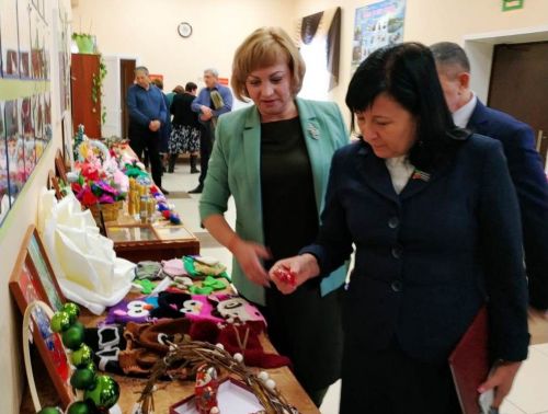 Ташкирменская школа приняла активное участие в выставке работ педагогов и школьников