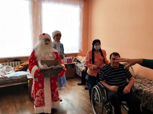 Лаишевские волонтеры поздравили с Новым годом людей, живущих в интернате престарелых и инвалидов в Алексеевском районе