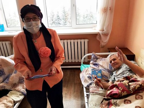 Лаишевские волонтеры поздравили с Новым годом людей, живущих в интернате престарелых и инвалидов в Алексеевском районе