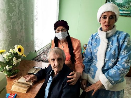 Лаишевские волонтеры поздравили с Новым годом людей, живущих в интернате престарелых и инвалидов в Алексеевском районе