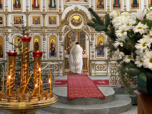 В Свято-Троицком архиерейском подворье прошла праздничная служба
