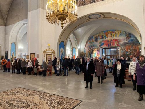 В Свято-Троицком архиерейском подворье прошла праздничная служба