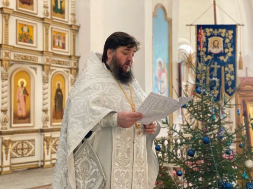 В Свято-Троицком архиерейском подворье прошла праздничная служба