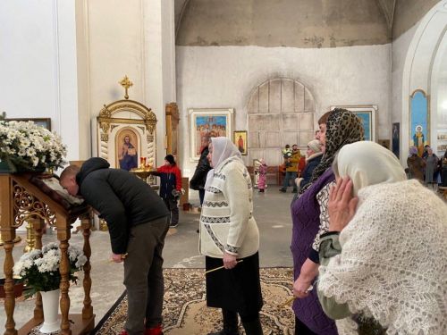 В Свято-Троицком архиерейском подворье прошла праздничная служба