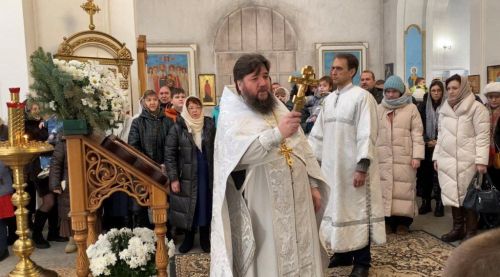 В Свято-Троицком архиерейском подворье прошла праздничная служба