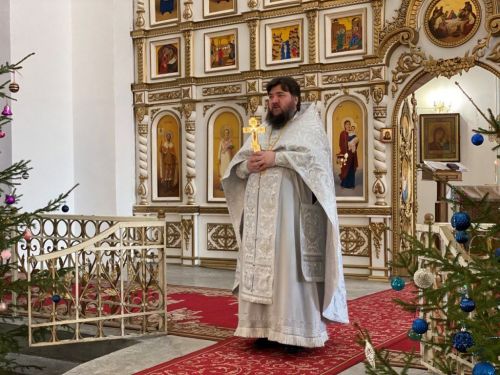 В Свято-Троицком архиерейском подворье прошла праздничная служба