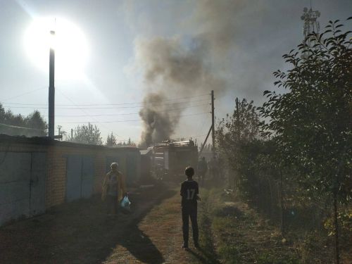 Пожар тушат пожарные в городе Лаишево