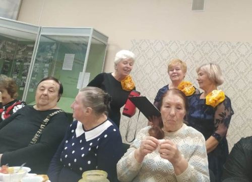 Творческие пенсионеры устроили флешмоб