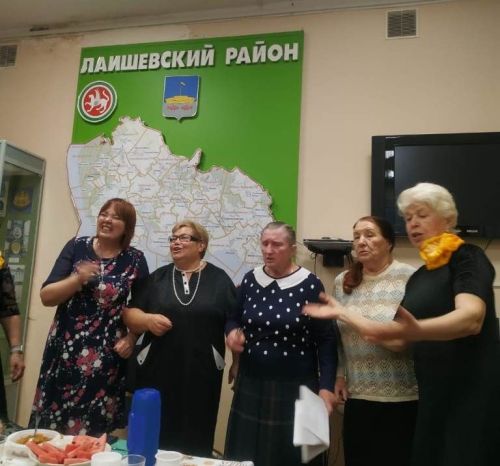 Творческие пенсионеры устроили флешмоб
