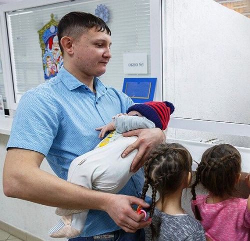 Уполномоченный по правам ребенка в РТ рассказала, какие выплаты на детей имеет право получить отец