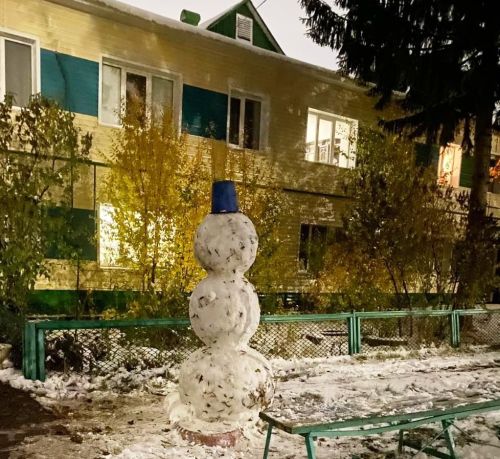 Во дворах появляются осенние снеговики