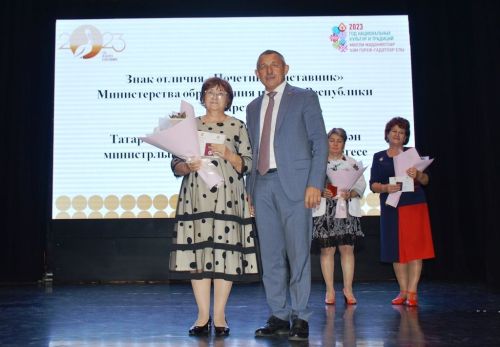 Укытучылар көне: Лаеш районы Башлыгы мәгариф өлкәсендә эшләүчеләргә бүләкләр тапшырды