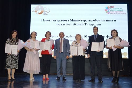 Укытучылар көне: Лаеш районы Башлыгы мәгариф өлкәсендә эшләүчеләргә бүләкләр тапшырды