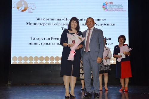 Укытучылар көне: Лаеш районы Башлыгы мәгариф өлкәсендә эшләүчеләргә бүләкләр тапшырды