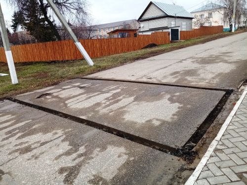 На дорогах Лаишева укладывают искусственные неровности