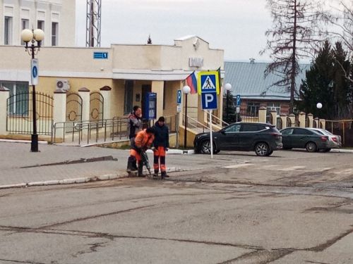 На дорогах Лаишева укладывают искусственные неровности