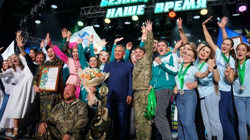 Рустам Минниханов вручил Гран-при фестиваля «Наше время — Безнең заман»