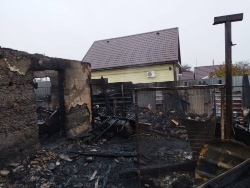 На улице Дзержинского продолжается восстановление жилого дома после пожара