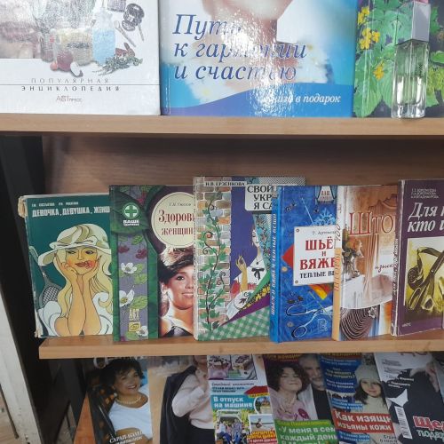 Книжная выставка «Любовью материнской мир прекрасен» оформлена в Лаишевской библиотеке