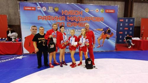 На республиканских соревнованиях отличились самбистки Лаишевского района