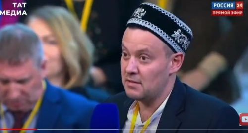 Заместитель главного редактора ИА «Татар-информ» Артур Халилуллов задаёт вопрос Президенту России о том, как Казань становится хабом для международных событий