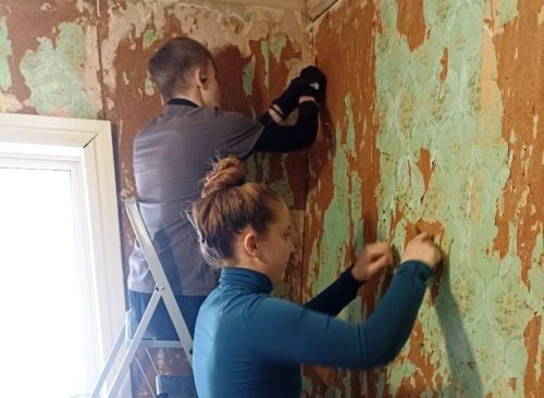 Никольские школьники помогли с ремонтом пожилой односельчанке