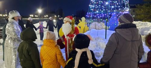 В Атабаевском поселении Лаишевского района торжественно открылась новогодняя елка