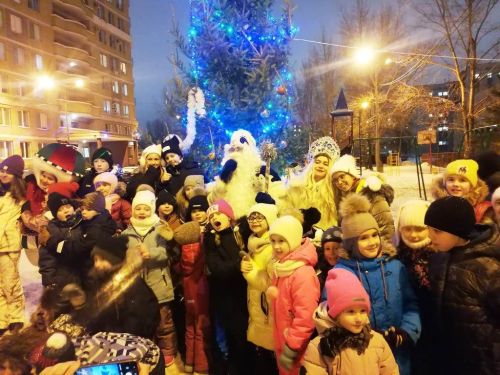 Всюду проходят сейчас новогодние утренники