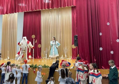 В Больших Кабанах провели концерт «Новый год к нам мчится»