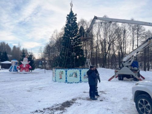 В Среднем Девятове готовы к открытию центральной елки