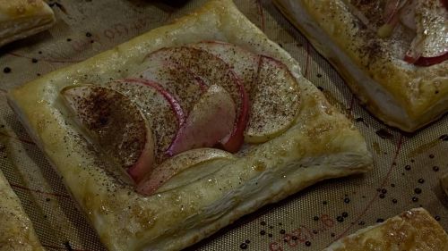 Слойки с яблоками