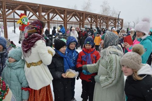 Фоторепортаж: широко гуляли сегодня в Лаишеве на Масленице