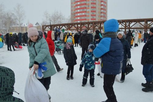 Фоторепортаж: широко гуляли сегодня в Лаишеве на Масленице