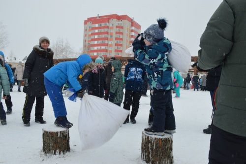 Фоторепортаж: широко гуляли сегодня в Лаишеве на Масленице