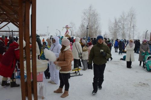 Фоторепортаж: широко гуляли сегодня в Лаишеве на Масленице