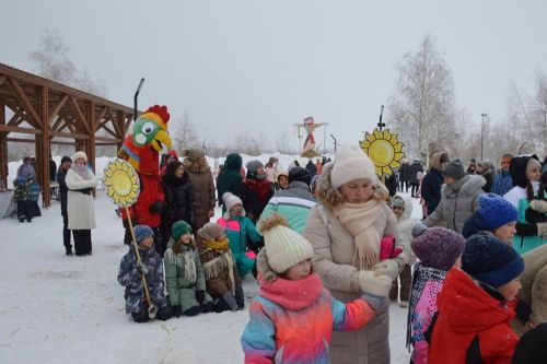 Фоторепортаж: широко гуляли сегодня в Лаишеве на Масленице