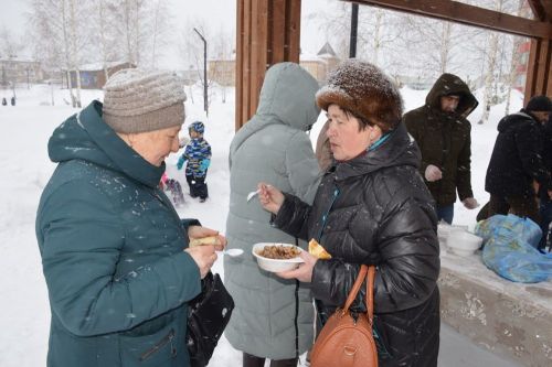 Фоторепортаж: широко гуляли сегодня в Лаишеве на Масленице