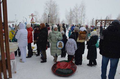 Фоторепортаж: широко гуляли сегодня в Лаишеве на Масленице