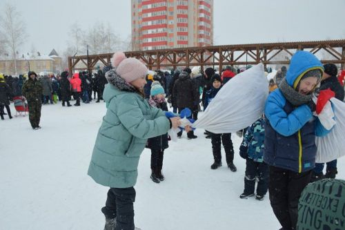 Фоторепортаж: широко гуляли сегодня в Лаишеве на Масленице