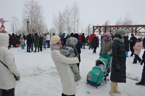 Фоторепортаж: широко гуляли сегодня в Лаишеве на Масленице
