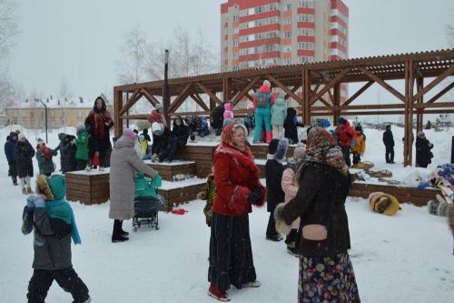 Фоторепортаж: широко гуляли сегодня в Лаишеве на Масленице