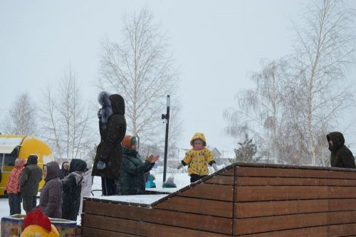 Фоторепортаж: широко гуляли сегодня в Лаишеве на Масленице