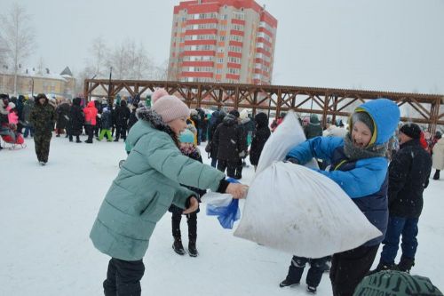 Фоторепортаж: широко гуляли сегодня в Лаишеве на Масленице