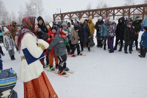 Фоторепортаж: широко гуляли сегодня в Лаишеве на Масленице