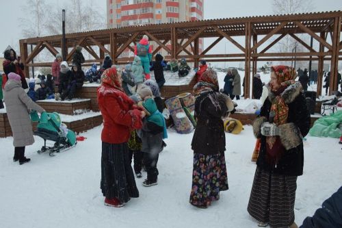 Фоторепортаж: широко гуляли сегодня в Лаишеве на Масленице