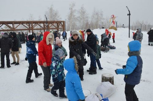Фоторепортаж: широко гуляли сегодня в Лаишеве на Масленице