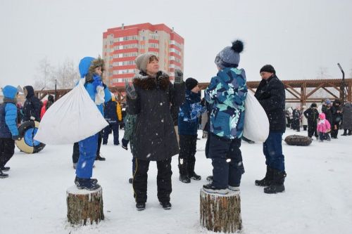 Фоторепортаж: широко гуляли сегодня в Лаишеве на Масленице